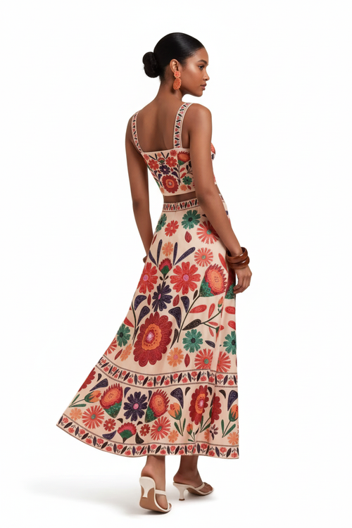  Ensemble Floral Crème – Silhouette de Dos, Beauté Totale
Vue de dos d'une mannequin portant un ensemble 2 pièces crème à imprimé floral multicolore, crop top bretelles et jupe longue en mouvement sur fond blanc — silhouette élancée et dos mis en valeur, style bohème chic.
