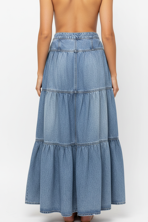 Jupe denim étagée à boutons jean volants bleu clair - vue arrière montrant les volants étagés visibles depuis l'arrière, silhouette ligne A, tissu rayonne fluide, structure étagée bohème féminine - Silhouette-Chic
