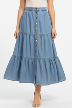 Jupe denim étagée à boutons jean volants bleu clair - vue de face montrant le design étagé bohème avec volants en cascade, fermeture boutonnée décorative dorée, silhouette ligne A flatteuse, tissu rayonne fluide féminin - BLACK-COAT