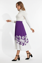Jupe midi ligne A imprimé floral violette - vue de profil opposé avec bras légèrement étendus montrant silhouette complète couleur violette vibrante et longueur midi élégante - BLACK-COAT