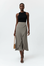 Jupe Midi Satin Asymétrique – Taille Haute & Couture Diagonale | 3 Coloris