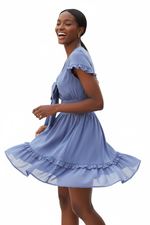 Robe Bleue Lavande - Nœud Papillon, Volants & Taille Smockée | Silhouette-Chic