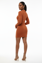  Robe mini bodycon côtelée rouille Black-Coat - vue de dos dévoilant la ligne épurée et la texture côtelée