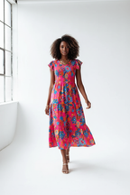  Robe Bohème Imprimé Floral Black-Coat rose vif - vue en marche illustrant l'élégance bohème et l'allure confiante