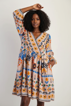  Mannequin portant la Robe Bohème Imprimé Floral Black-Coat apricot beige - vue de face montrant le décolleté en V et l'imprimé floral multicolore avec poches