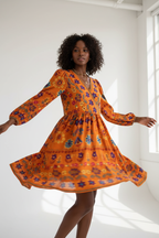  Robe Bohème Imprimé Floral Black-Coat orange en mouvement - capture dynamique montrant l'amplitude de la robe et l'imprimé floral