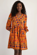  Mannequin portant la Robe Bohème Imprimé Floral Black-Coat orange - vue de face montrant le décolleté en V et l'imprimé floral coloré avec poches