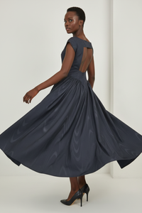 Robe Col Bateau Midi – Dos Ouvert Découpe Carrée & Jupe Évasée