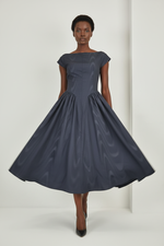 Robe Col Bateau Midi – Dos Ouvert Découpe Carrée & Jupe Évasée