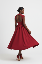Robe Col Bateau Midi – Dos Ouvert Découpe Carrée & Jupe Évasée