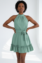  Mannequin portant la Robe Col Halter Ourlet Volants Black-Coat vert menthe - vue de face montrant le col halter et l'ourlet à volants