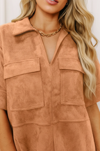 Robe femme col Johnny manches courtes poches ocre terracotta - détail rapproché du col Johnny élégant signature rétro-chic reconnaissable instantanément, texture polyester qualité, construction soignée du col - BLACK-COAT