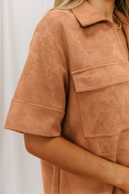 Robe femme col Johnny manches courtes poches ocre terracotta - détail rapproché des manches courtes pratiques féminines, confort et liberté de mouvement, texture polyester sur les manches, construction soignée - BLACK-COAT