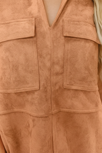 Robe femme col Johnny manches courtes poches ocre terracotta - détail rapproché de la texture tissu polyester qualité montrant le matériau facile d'entretien, texture subtile du tissu, drapé élégant, durabilité et qualité - BLACK-COAT