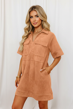 Robe femme col Johnny manches courtes poches ocre terracotta - pose confiante élégante montrant le style rétro-chic intemporel, col Johnny signature, poches fonctionnelles pratiques, polyvalence pour toutes occasions - BLACK-COAT