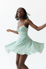 Mini Robe Halter Imprimé Floral - Charme Estival | Silhouette-Chic