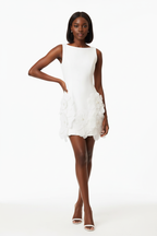  Mannequin portant la Robe Sans Manches Fleurs 3D Black-Coat blanche - vue de face montrant l'encolure ronde et les appliqués floraux 3D sur la jupe