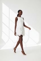  Robe Sans Manches Fleurs 3D Black-Coat blanche - vue trois-quarts révélant les détails floraux sculptés