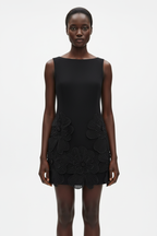  Mannequin portant la Robe Sans Manches Fleurs 3D Black-Coat noire - vue de face montrant les appliqués floraux 3D dramatiques