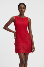 Mannequin portant la Robe Sans Manches Fleurs 3D Black-Coat rouge - vue de face montrant les appliqués floraux 3D élégants