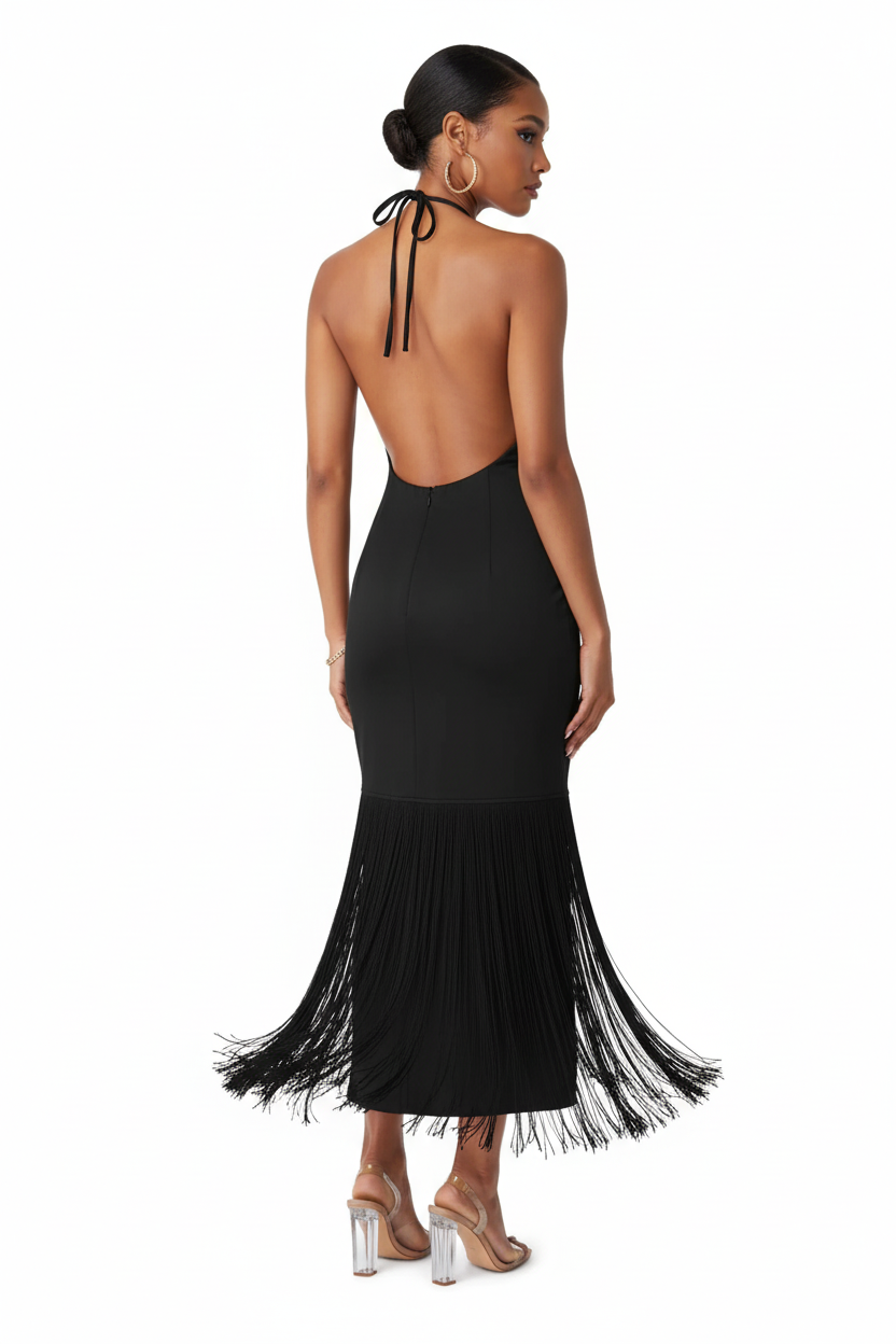 Vue de dos plein pied robe halter croisé profond intense à silhouette moulante et franges denses — dos entièrement ouvert et sensuel dévoilant la peau avec audace, les fines bretelles halter croisées au cou et les franges denses s'animant avec grâce — boucles d'oreilles dorées, bracelet doré, sandales transparentes à talons — Silhouette-Chic