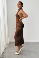 Robe Halter Satin – Dos Ouvert, Drapé Froncé & Fente Latérale