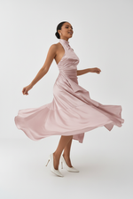 Robe Halter Satin – Dos Ouvert, Drapé Froncé & Fente Latérale