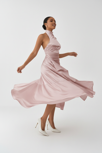 Robe Halter Satin – Dos Ouvert, Drapé Froncé & Fente Latérale