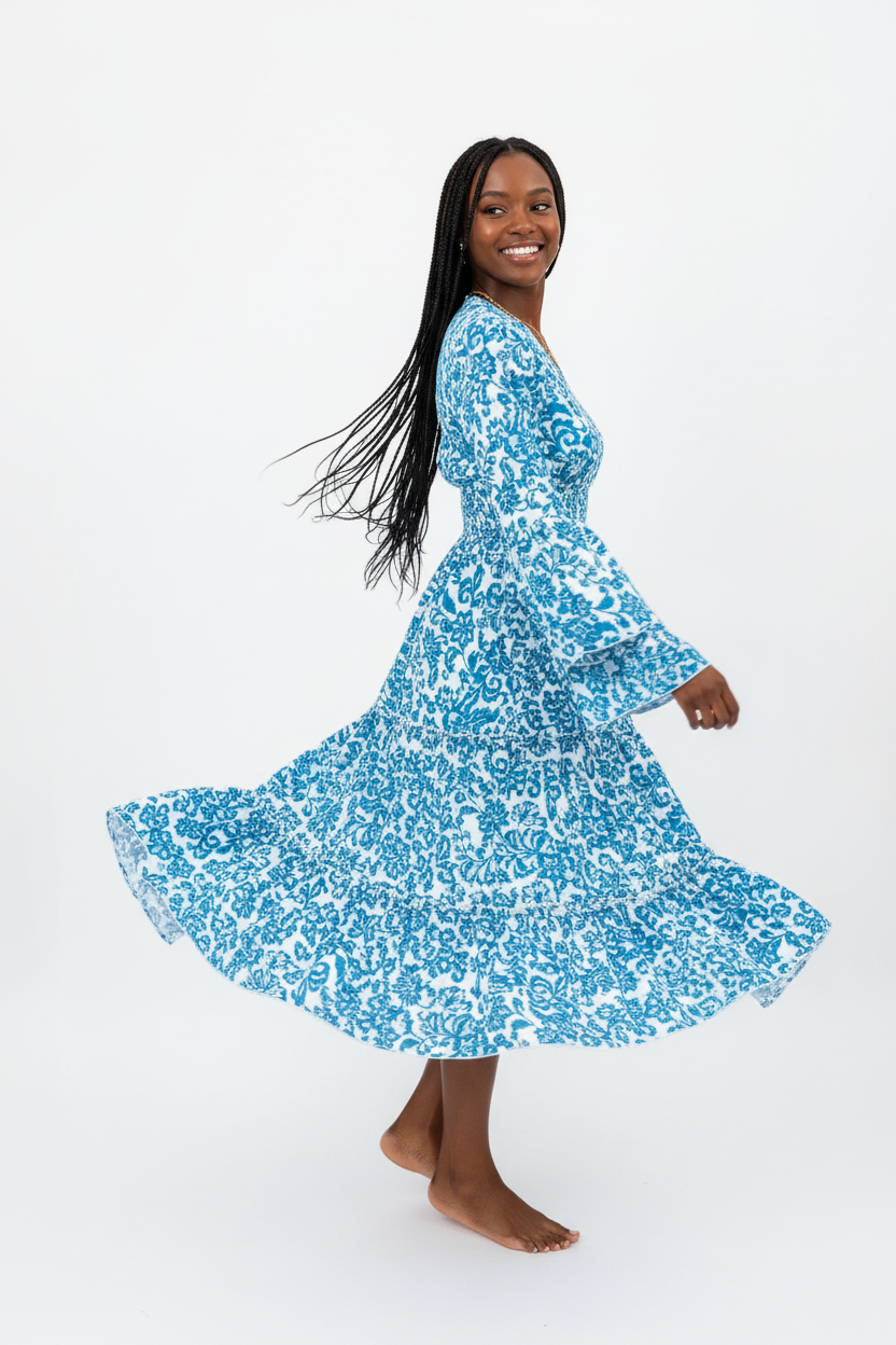  Robe Imprimé Floral Smockée Volants Black-Coat bleu en mouvement - capture dynamique montrant l'ourlet à volants et les manches évasées