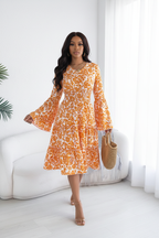  Robe Imprimé Floral Smockée Volants Black-Coat orange - vue en marche illustrant l'élégance bohème et l'allure confiante