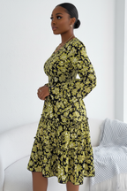  Robe Imprimé Floral Smockée Volants Black-Coat vert jaune - vue de profil dévoilant la silhouette élégante et l'imprimé floral