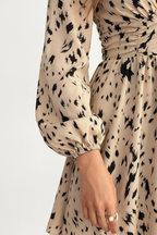 Robe mini imprimé léopard Black-Coat - détail des manches ballon avec poignets ajustés et motif léopard »