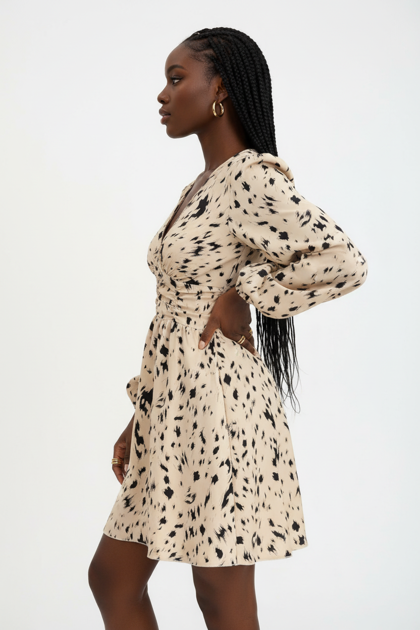 Robe mini imprimé léopard Black-Coat - vue latérale complète montrant la coupe cintrée et la ligne féminine