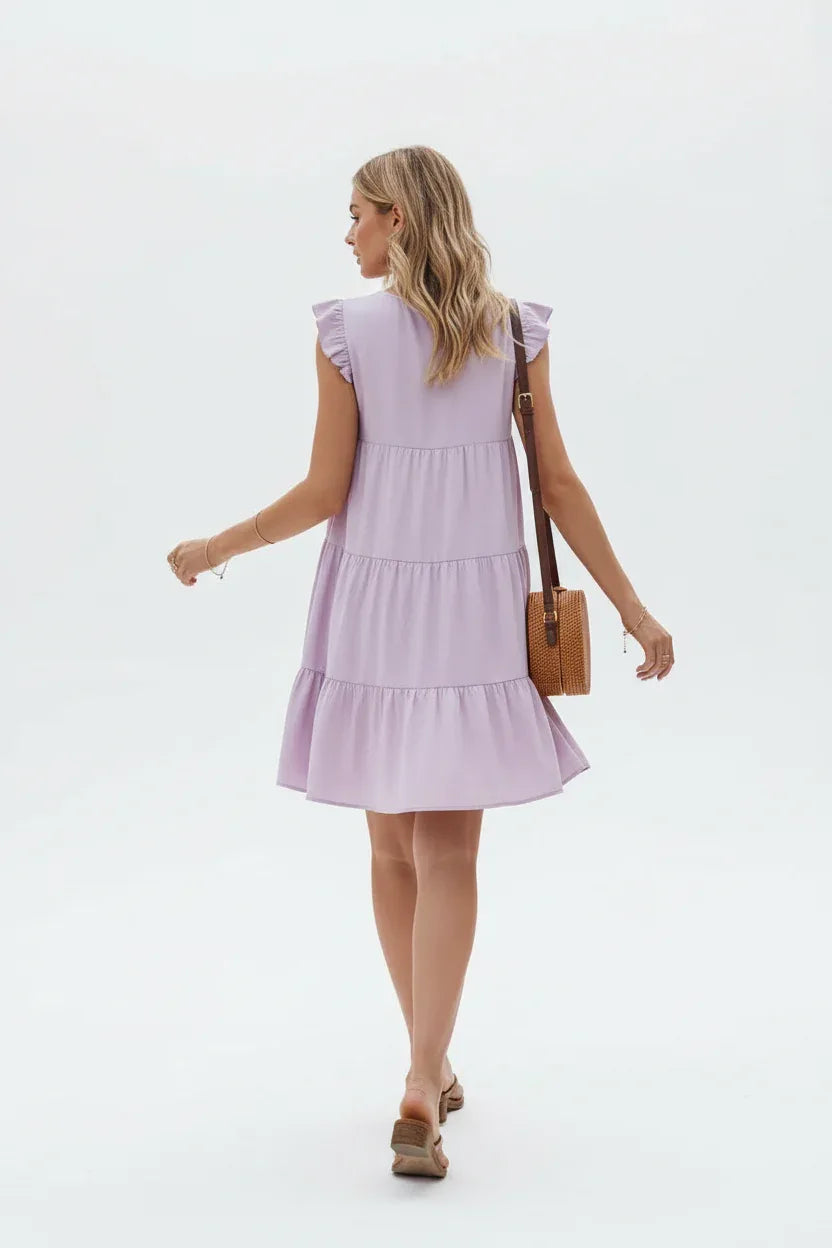 "Robe à volants étagés lilas avec manches papillon - vue arrière montrant le mannequin en marche avec détails des volants superposés - BLACK-COAT"