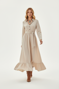 Langes Kleid mit Bindegürtel und Rüschen