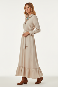 Langes Kleid mit Bindegürtel und Rüschen