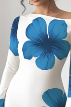 "Robe maxi blanche imprimé floral bleu épaule asymétrique - gros plan détail décolleté asymétrique one-shoulder montrant l'encolure une épaule dénudée sophistiquée, corsage ajusté, imprimé floral bleu, finition couture soignée, fond blanc studio BLACK-COAT"