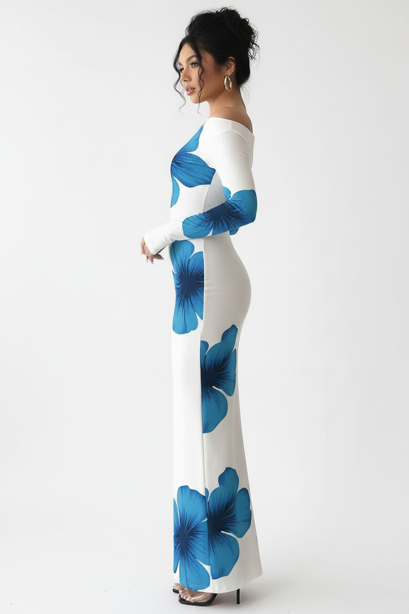 "Robe maxi blanche imprimé floral bleu épaule asymétrique - vue de profil latéral montrant la silhouette moulante bodycon ajustée, décolleté asymétrique visible de côté, imprimé floral bleu audacieux, ourlet maxi, fond blanc studio BLACK-COAT"