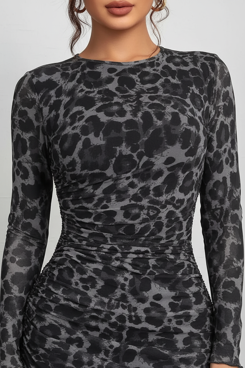 Robe maxi bodycon imprimé léopard gris froncée - détail rapproché du haut montrant col rond, manches longues, imprimé léopard sur corsage, détails froncés partie supérieure, coupe bodycon sculptant le buste - BLACK-COAT