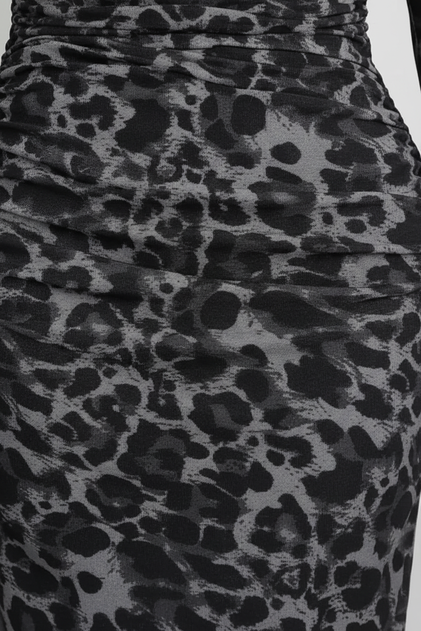 Robe maxi bodycon imprimé léopard gris froncée - détail rapproché montrant l'imprimé léopard iconique intemporel, détails froncés stratégiques créant texture sophistiquée flatteuse, qualité du tissu polyester-spandex - BLACK-COAT