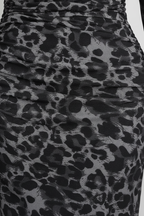 Robe maxi bodycon imprimé léopard gris froncée - détail rapproché montrant l'imprimé léopard iconique intemporel, détails froncés stratégiques créant texture sophistiquée flatteuse, qualité du tissu polyester-spandex - BLACK-COAT