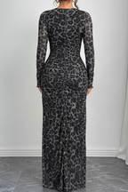Robe maxi bodycon imprimé léopard gris froncée - vue arrière montrant le design dos impeccable, coupe bodycon ajustée depuis l'arrière, détails froncés visibles, imprimé léopard sophistiqué, longueur maxi élégante - BLACK-COAT
