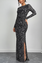 Robe maxi bodycon imprimé léopard gris froncée - vue trois-quarts à 45 degrés montrant la dimension complète du vêtement, coupe bodycon sculptante, détails froncés, fente latérale, audace féline glamour - BLACK-COAT