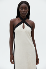 Robe Maxi Dos Ouvert Contrastée Col Halter — L'Élégance Audacieuse | Silhouette-Chic