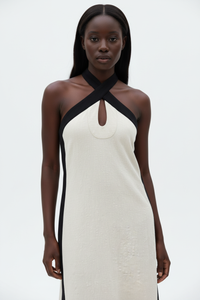 Robe Maxi Dos Ouvert Contrastée Col Halter — L'Élégance Audacieuse | Silhouette-Chic