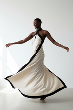 Robe Maxi Dos Ouvert Contrastée Col Halter — L'Élégance Audacieuse | Silhouette-Chic