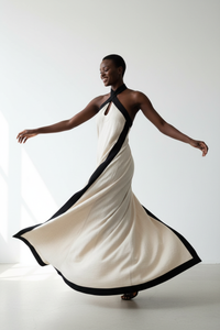 Robe Maxi Dos Ouvert Contrastée Col Halter — L'Élégance Audacieuse | Silhouette-Chic