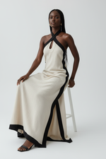 Robe Maxi Dos Ouvert Contrastée Col Halter — L'Élégance Audacieuse | Silhouette-Chic