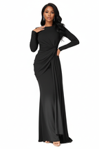 Robe maxi sirène gris perle à col bateau, nœud torsadé frontal signature et fronces rayonnantes — vue de face, mannequin en pose confiante révélant la légèreté élégante du coloris, l'architecture saisissante du nœud torsadé et la silhouette sirène fluide et sculptée — boucles d'oreilles argentées, sandales nude à talons — Silhouette-Chic