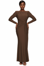 Robe maxi sirène brun chocolat chaud à col bateau, nœud torsadé frontal signature et fronces rayonnantes — vue de face révélant la profondeur terreuse et chaleureuse du coloris, l'architecture saisissante du nœud torsadé et la silhouette sirène fluide et sculptée — boucles d'oreilles dorées, sandales nude à talons — Silhouette-Chic